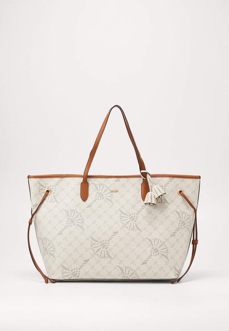 Beige tote-väska med ett geometriskt mönster, bruna läderhandtag och en kvastaccent. Har en rymlig design och en strukturerad form.