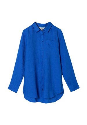 Langärmeliges, hellblaues Hemd mit Knöpfen, Kragen und Brusttasche, leicht geschwungenem Saum, auf weißem Hintergrund dargestellt.