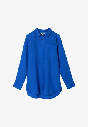 Langärmeliges, hellblaues Hemd mit Knöpfen, Kragen und Brusttasche, leicht geschwungenem Saum, auf weißem Hintergrund dargestellt.