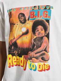 Bílé tričko s grafickým potiskem The Notorious B.I.G. a dítěte. Text zní "Ready to Die" tučně a barevně.