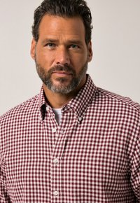 Rood-wit geruit overhemd met knopen en kraag, gemaakt van katoen en met een regular fit, met een subtiele textuur.