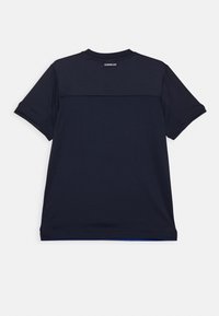 Donkerblauwe sportieve T-shirt met korte mouwen, voorzien van een ronde hals, AEROREADY-logo op de bovenrug en een gladde textuur.
