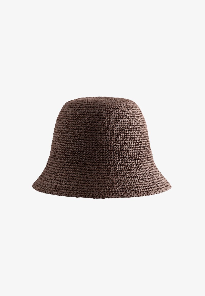 Chapeau bob marron crocheté avec un large bord légèrement évasé et un motif tissé texturé.