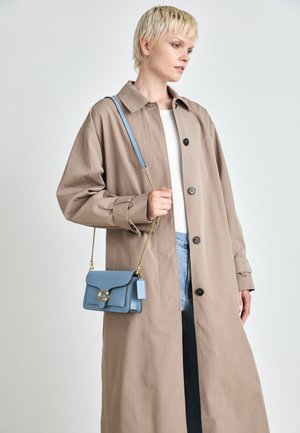 TABBY CHAIN CLUTCH - Pikkulaukku - blue