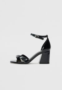 Augstpapēžu sandales - black