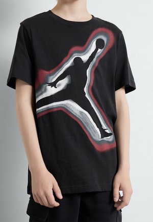 Schwarzes Baumwoll-T-Shirt mit einer großen grauen und roten Grafik einer springenden Figur, die einen Basketball hält. Kurze Ärmel und entspannter Schnitt.