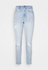 Jeans de denim azul claro com cintura alta, apresentando rasgos nos joelhos e um corte slim. Design clássico de cinco bolsos com um desbotamento sutil.