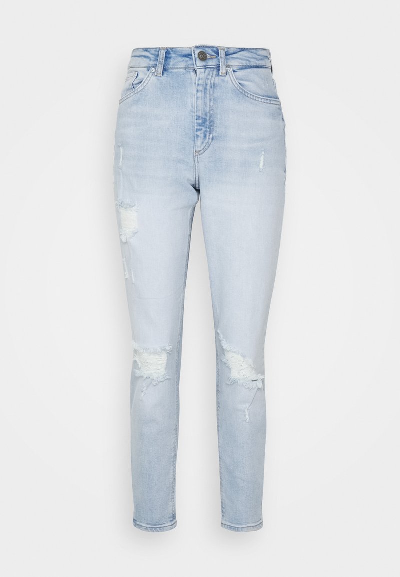 Jeans de denim azul claro com cintura alta, apresentando rasgos nos joelhos e um corte slim. Design clássico de cinco bolsos com um desbotamento sutil.