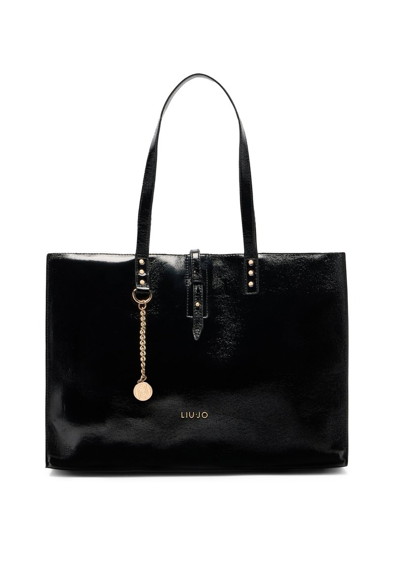 Borsa tote in pelle sintetica nera con due manici, dettagli in acciaio dorato, una catena decorativa e logo sul davanti. Texture liscia.