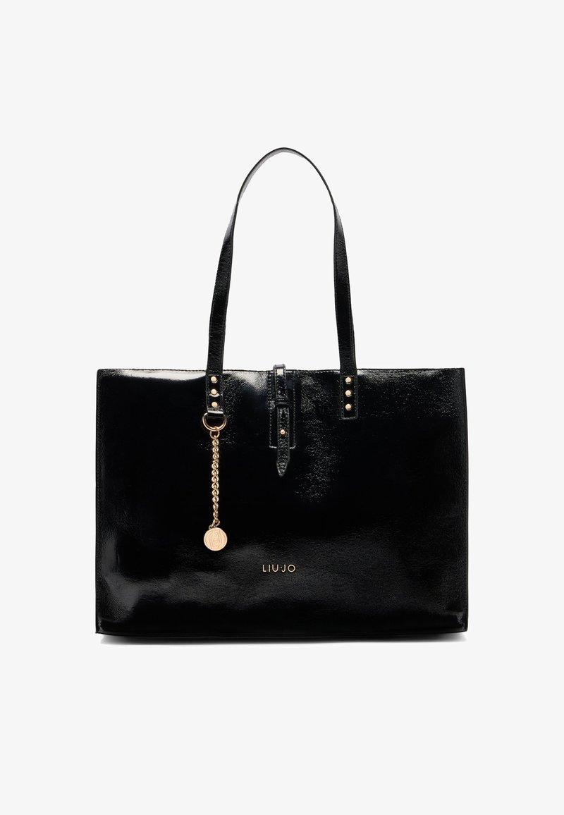 Borsa tote in pelle sintetica nera con due manici, dettagli in acciaio dorato, una catena decorativa e logo sul davanti. Texture liscia.