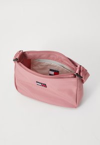 Tommy Jeans DAILY SHOULDER BAG - Cross body bag - tahiti berry