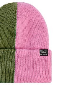 Gebreide beanie met een gesplitst ontwerp in olijfgroene en roze secties, een geribbeld textuur en een zwart etiket aan de zoom.
