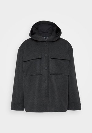 Mørk grå hettejakke laget av et teksturert stoff. Har to brystlommer og en knappeåpning foran med sorte knapper.