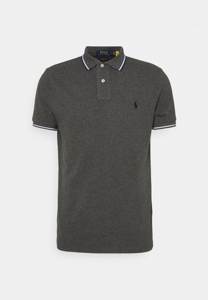 Dunkelgraues Poloshirt mit kurzen Ärmeln, Kragen, Knopfleiste mit zwei Knöpfen, weißem und marineblauem Saum an Ärmeln und Kragen sowie kleinem besticktem Logo auf der Brust.