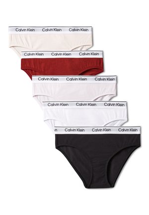 Cinque paia di slip da donna Calvin Klein in beige, rosso, rosa chiaro, bianco e nero, ciascuno con fascia in vita bianca e logo.