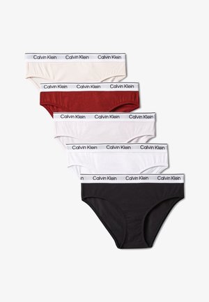 Pięć par damskich majtek Calvin Klein w kolorach beżowym, czerwonym, jasnoróżowym, białym i czarnym, każda z białym paskiem w talii i logo.