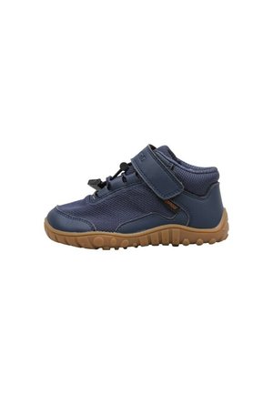 Zapatilla deportiva para niño pequeño en azul marino con suela de goma marrón, parte superior de malla y cuero, tira ajustable de velcro y cordones elásticos con tope.