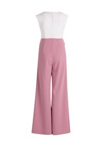 Szerokie kombinezon z białą górą i różowym dołem, z zamkiem błyskawicznym z tyłu i gładką teksturą materiału. Brak dodatkowych wzorów lub akcentów.