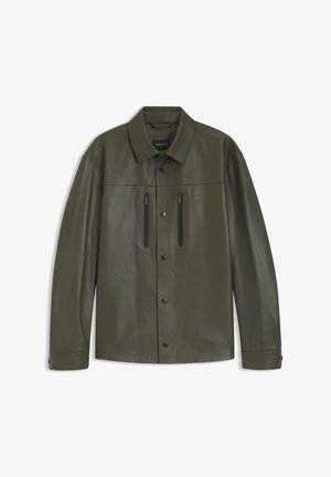 Giacca in pelle verde oliva scuro a maniche lunghe con colletto e due tasche verticali con cerniera sul petto.