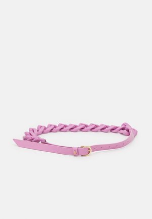 Roze riem met een dikke schakelkette en een eenvoudige gouden gesp, plat neergelegd op een witte ondergrond.