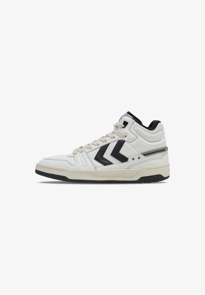 Sapatilha alta branca com detalhes em preto, material em couro, com detalhes perfurados e uma sola de borracha texturizada. Apresenta um design de chevron preto proeminente.