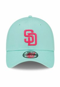 Türkise Kappe mit gebogenem Schirm, die mit einem auffälligen, rosa gestickten "SD"-Logo verziert ist. Enthält ein Markenetikett auf der Vorderseite.