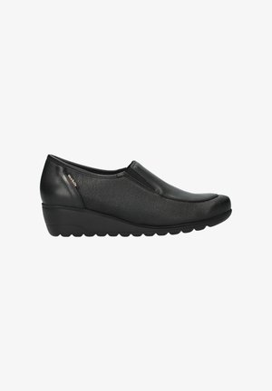 Chaussure noire à enfiler en cuir texturé, avec un nez arrondi et une semelle à petit talon compensé. Dispose de panneaux élastiques sur les côtés pour plus de flexibilité.
