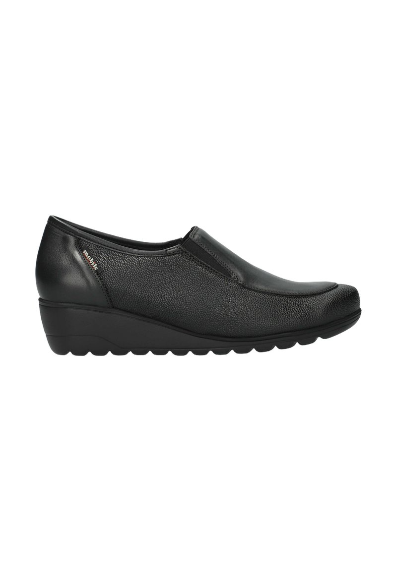 Chaussure noire à enfiler en cuir texturé, avec un nez arrondi et une semelle à petit talon compensé. Dispose de panneaux élastiques sur les côtés pour plus de flexibilité.