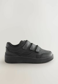 Sneaker nera con una tomaia sintetica testurizzata, tre cinturini regolabili in Velcro, una suola in gomma resistente e dettagli perforati sulla punta.