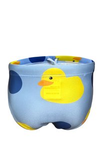 Shorts de bain en tissu bleu doux, ornés d'un canard en caoutchouc jaune et de pois multicolores. Taille élastique avec un cordon de serrage pour un ajustement parfait.