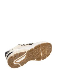 Sneaker di colore chiaro con suola testurizzata, con accenti neri e elementi decorativi lungo il lato. Suola in gomma con battistrada decorato.