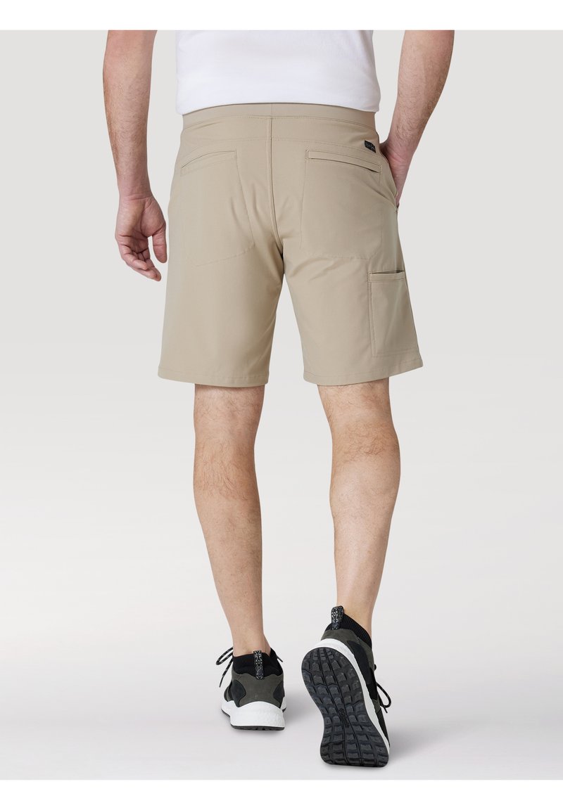 Herren Chino Shorts | Wrangler ALL TERRAIN GEAR FWDS 6 PKT SHORT Shorts aluminum/beige - JK01071 Herren Chino Shorts | Wrangler ALL TERRAIN GEAR FWDS 6 PKT SHORT Shorts aluminum/beige - JK01071