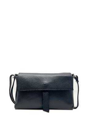 Borsa a tracolla nera in pelle con finitura testurizzata, forma rettangolare, chiusura a pattina magnetica e tracolla regolabile.
