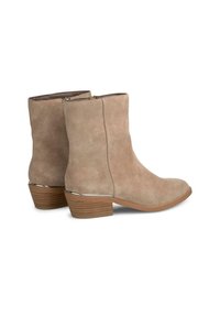 Stivaletti alla caviglia in suede beige con tacco basso e impilato, caratterizzati da un accent silver sul tacco e una design a punta chiusa. Chiusura con zip laterale.