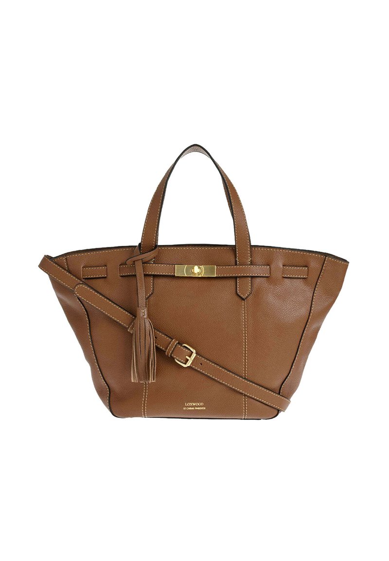 Sac fourre-tout en cuir marron avec deux poignées courtes, une bandoulière longue amovible, des finitions en or et un détail de gland sur un côté.