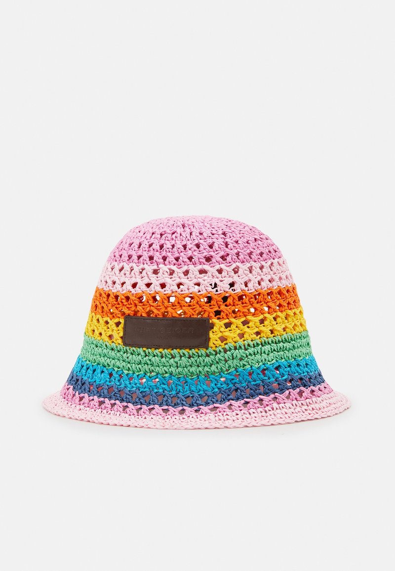 Chapeau bob au crochet avec des rayures arc-en-ciel horizontales et une pièce en cuir marron rectangulaire à l'avant.