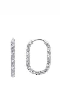 Boucles d'oreilles en argent avec un design texturé et facetté, offrant une forme ovale et un fermoir sécurisé. Fini de surface léger et réfléchissant.