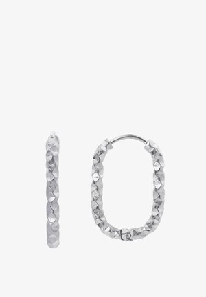 Orecchini a cerchio in argento con un design texturizzato e sfaccettato, caratterizzati da una forma ovale e una chiusura sicura. Finitura leggera e riflettente.