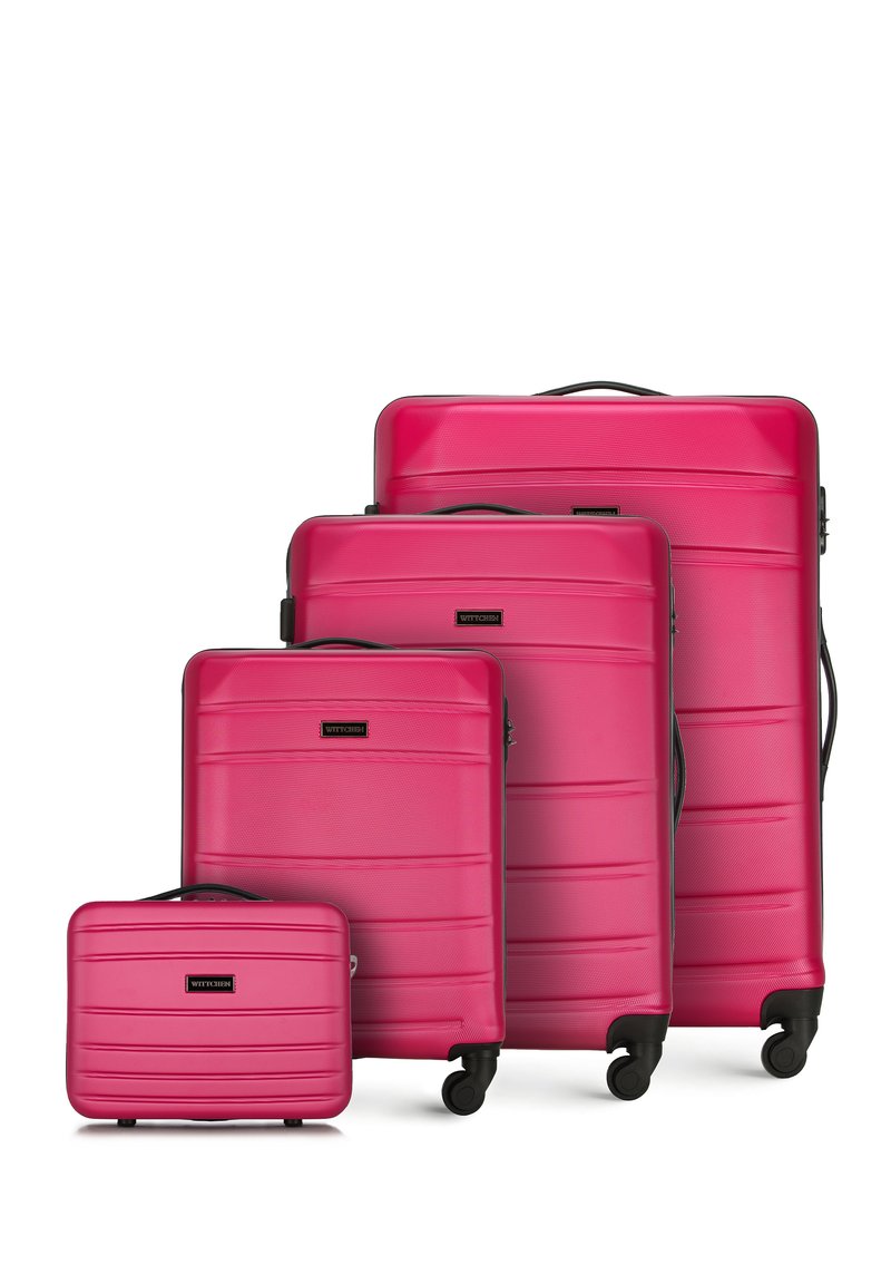 Set di quattro valigie rigide rosa con superficie testurizzata, caratterizzate da angoli arrotondati, maniglie superiori e ruote per la mobilità.