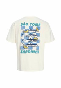 Crème-kleurige katoenen t-shirt met een grafische print van sardines en citroenen tegen een blauw geruit achtergrond. De tekst luidt "São Tomé" en "Sardinha."
