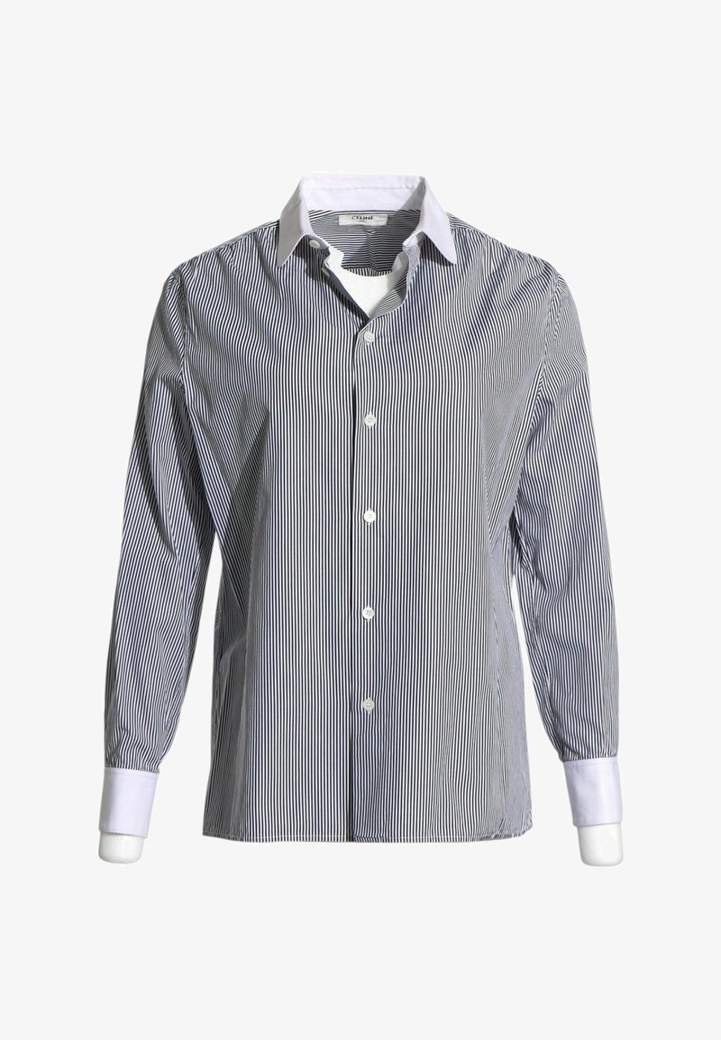 Chemise habillée pour homme à manches longues avec fines rayures verticales noires et blanches, col blanc et poignets blancs, présentée sur fond blanc.