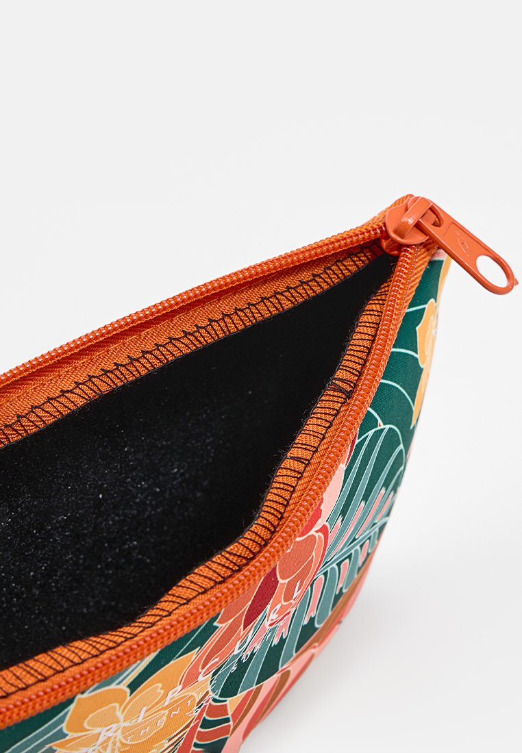 Reißverschlussbeutel mit orangefarbenem Reißverschluss, grünem Blumenmuster und strukturiertem schwarzen Innenraum. Kompakte und geschwungene Form für eine einfache Handhabung.