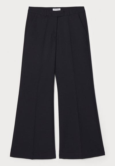 Sorte vide bukser lavet af glat stof, med sidelommer, en forkant, og et klassisk taljebånd for et skræddersyet look.