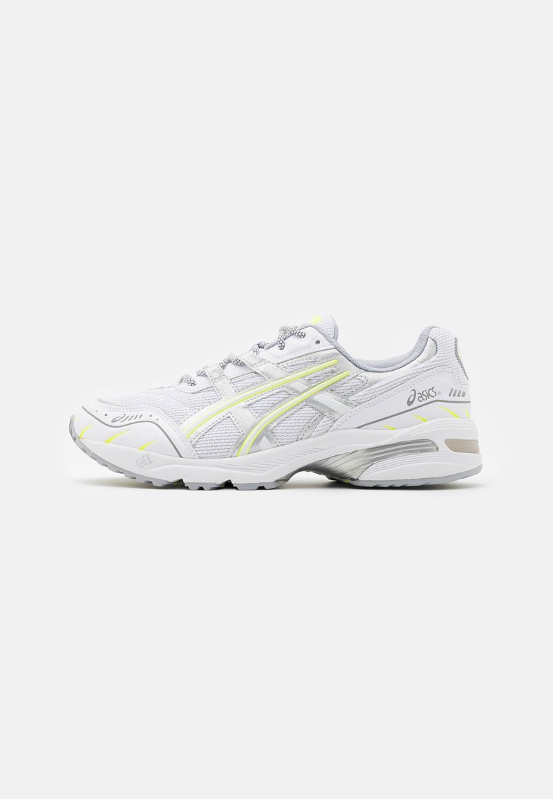 Chaussure de course Asics blanche et gris clair avec des touches jaunes et des détails en mesh, vue de la face extérieure sur fond blanc.