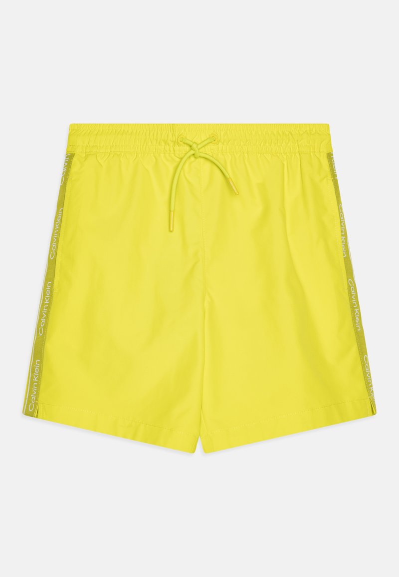 Shorts de bain jaunes vifs en tissu léger, dotés d'une taille élastique avec cordon de serrage et d'accents latéraux avec le logo de la marque.