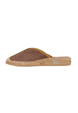 Mule marrone intrecciato tipo slip-on con suola in juta intrecciata e bordo oro smerlato lungo il bordo superiore, visto di lato su sfondo bianco.