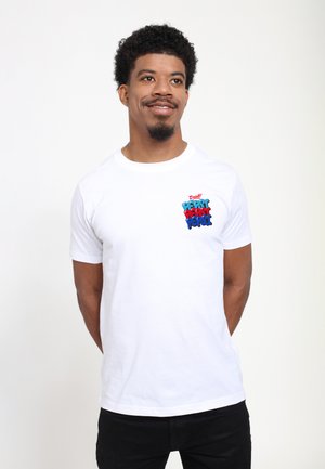T-shirt en coton blanc avec un imprimé graphique multicolore sur la poitrine comportant le texte « Diet! PEPSI » en lettres grasses et ludiques.