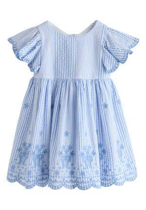 Jasnoniebieska i biała sukienka niemowlęca w paski, z krótkimi, falującymi rękawkami oraz haftowanymi kwiatowymi i kokardkowymi wzorami wokół falistego brzegu.