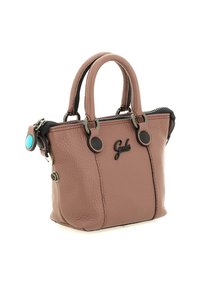 Piccola borsa in pelle color malva con doppio manico, zip nera e logo nero "Gabs" sul davanti con dettaglio a bottone blu sul lato.