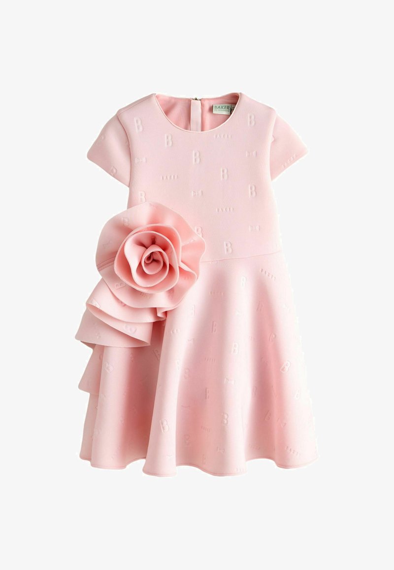 Rosa Kleid mit kurzen Ärmeln, strukturiertem Stoff mit Buchstabenmuster und einem großen Rosenakzent auf einer Seite mit gerafften Lagen.